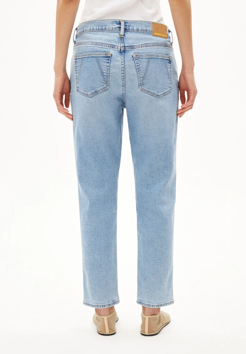 CAYAA TARPA LOW BOYFRIEND JEANS | clear