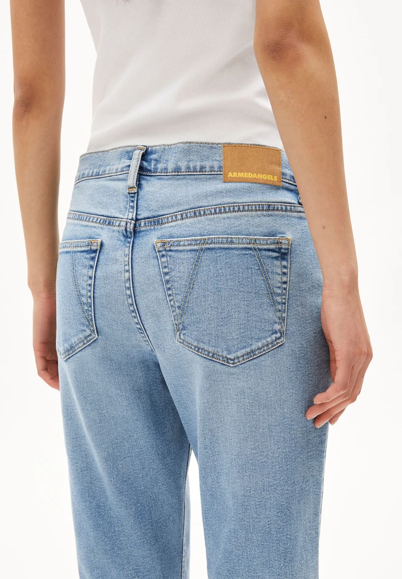 CAYAA TARPA LOW BOYFRIEND JEANS | clear