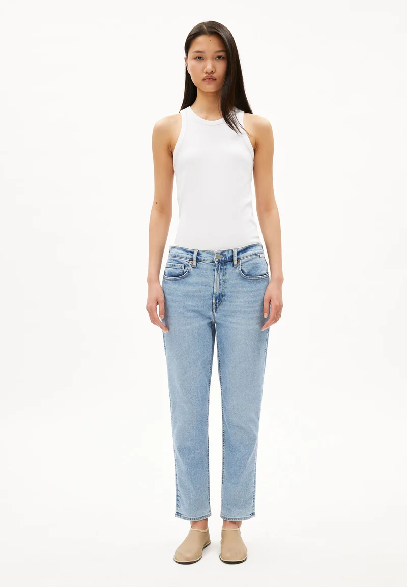 CAYAA TARPA LOW BOYFRIEND JEANS | clear