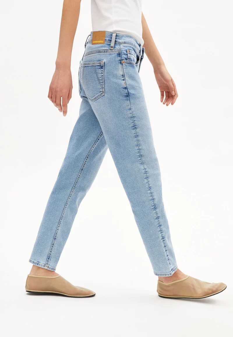 CAYAA TARPA LOW BOYFRIEND JEANS | clear