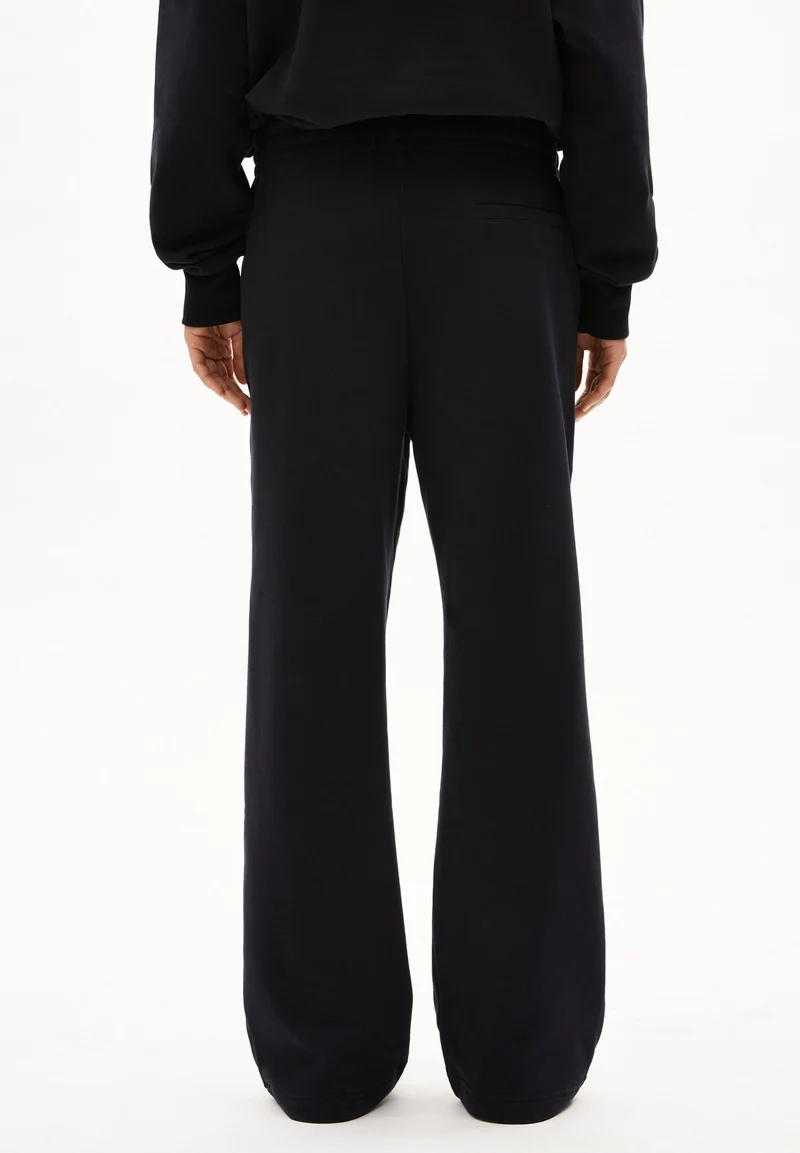 ICONIC Å IVAARA SWEATHOSE | black