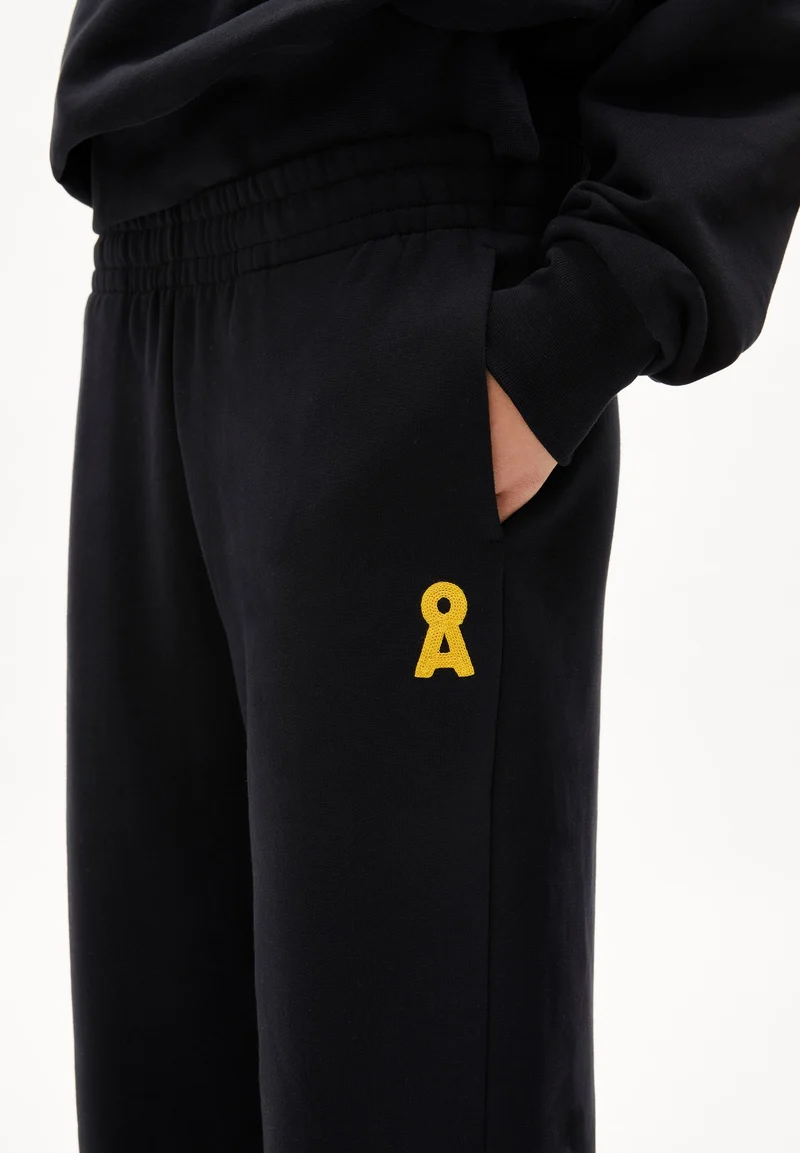 ICONIC Å IVAARA SWEATHOSE | black