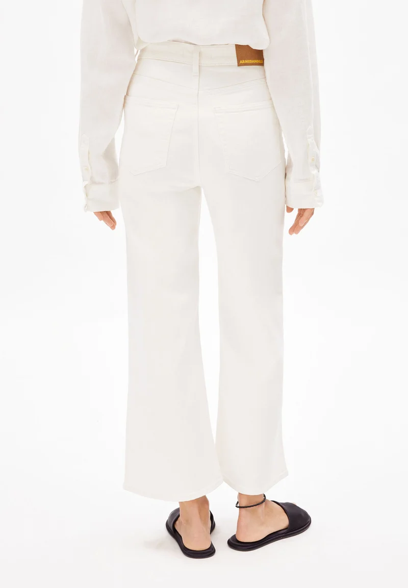 MURLIAA CROPPED | white