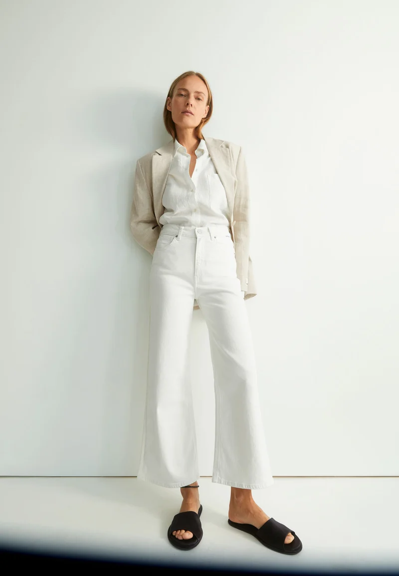 MURLIAA CROPPED | white