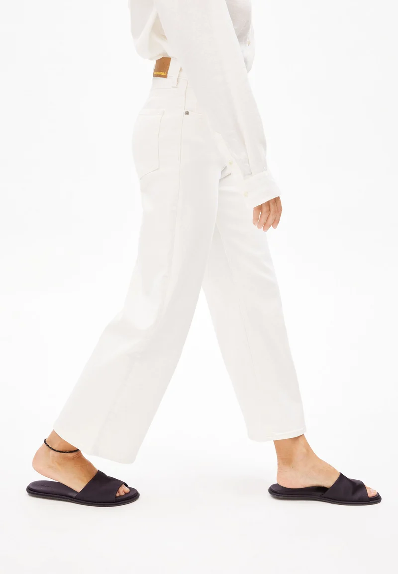 MURLIAA CROPPED | white