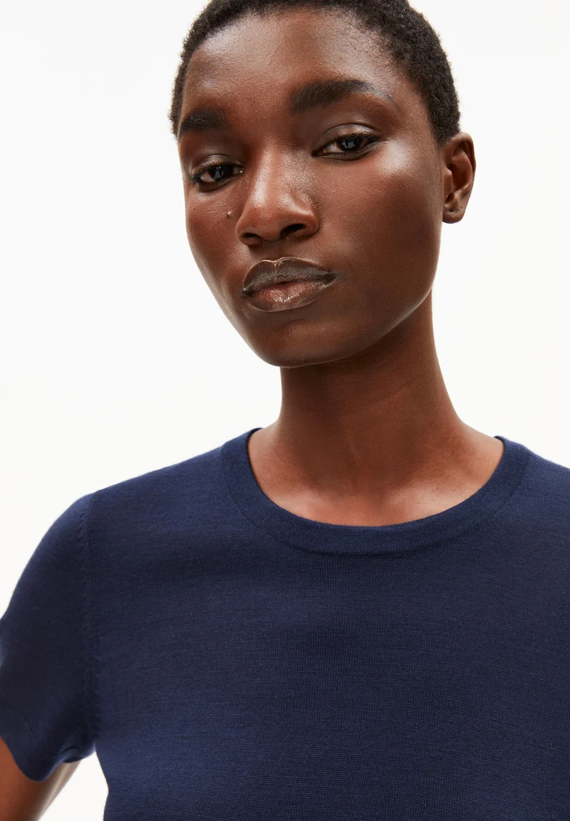 GUILIAA MERINO STRICK T-SHIRT | tinted navy