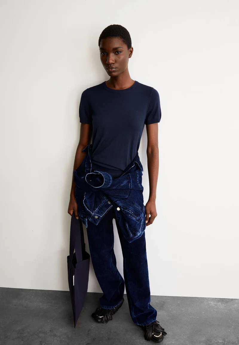 GUILIAA MERINO STRICK T-SHIRT | tinted navy