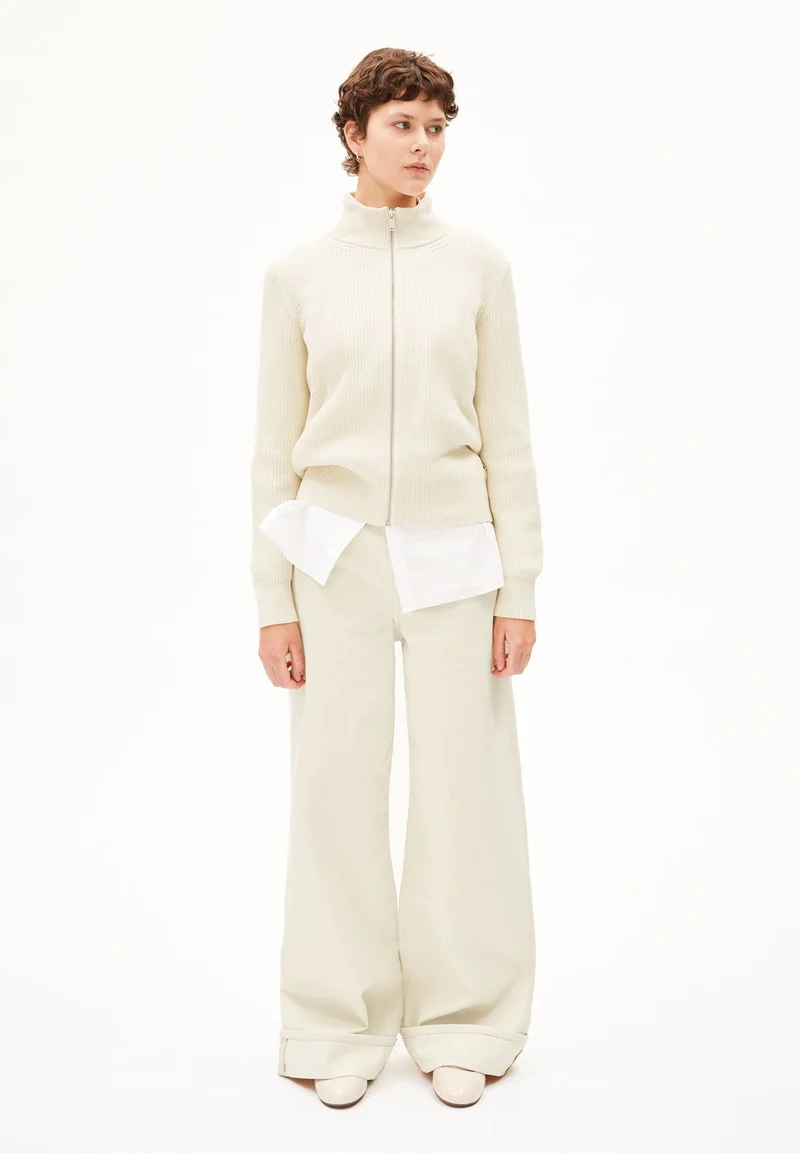 REBECCAA VANISE | oatmilk-light oatmilk