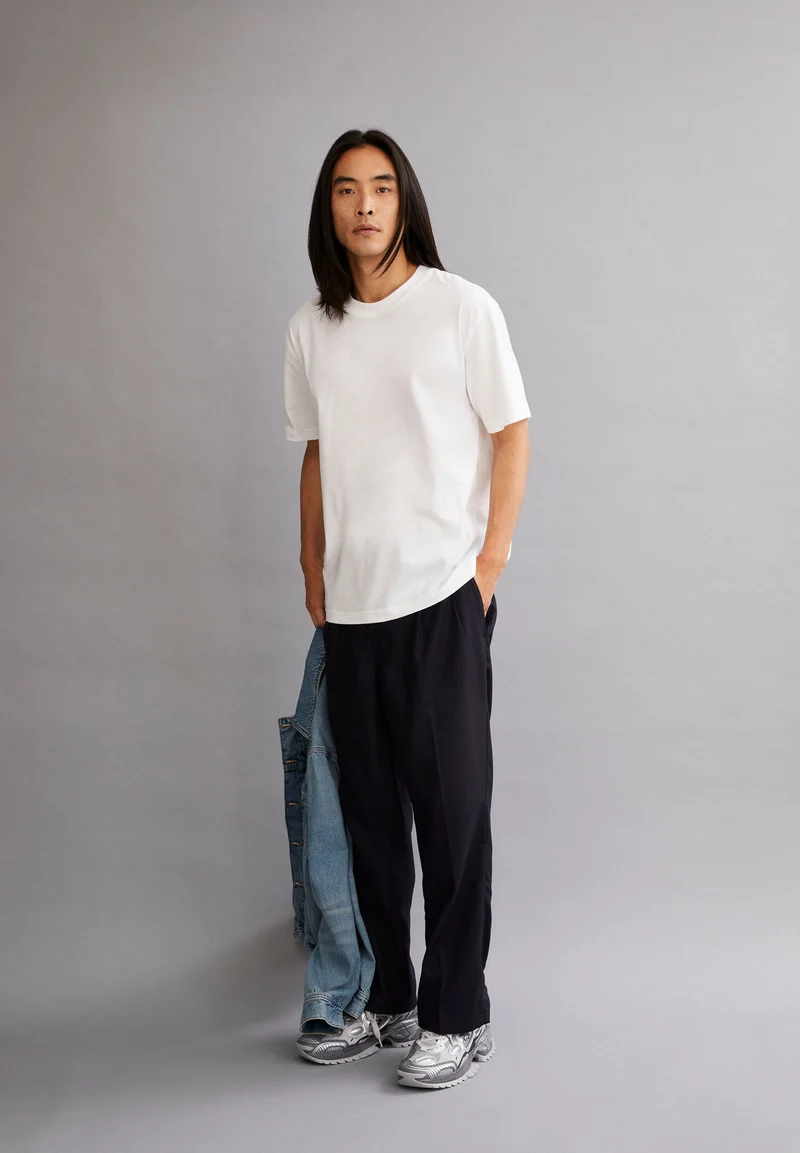 AADRU | white