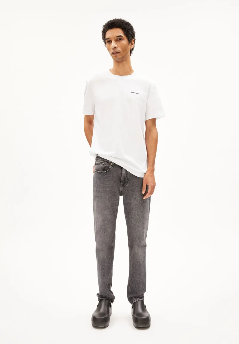 DAANAN LOGAA | white