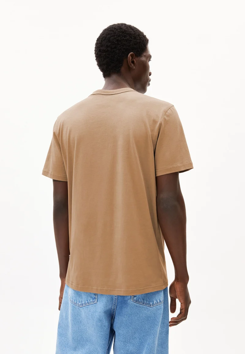 MAARKOS POCKET T-SHIRT | pale umber