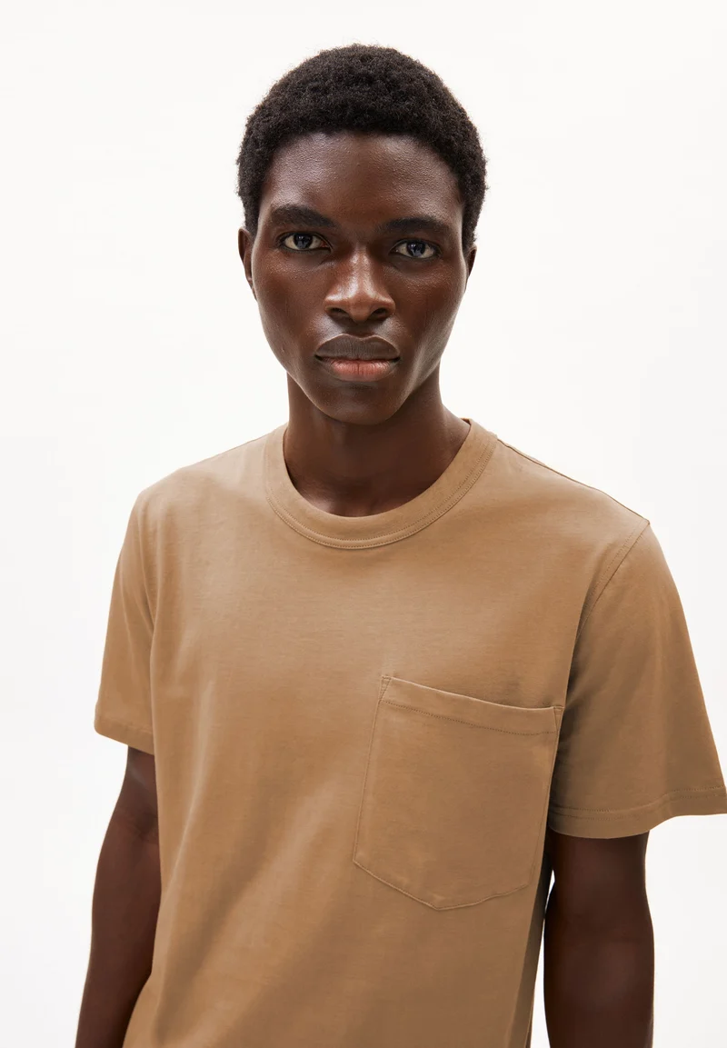 MAARKOS POCKET T-SHIRT | pale umber