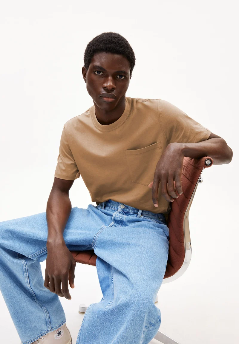 MAARKOS POCKET T-SHIRT | pale umber