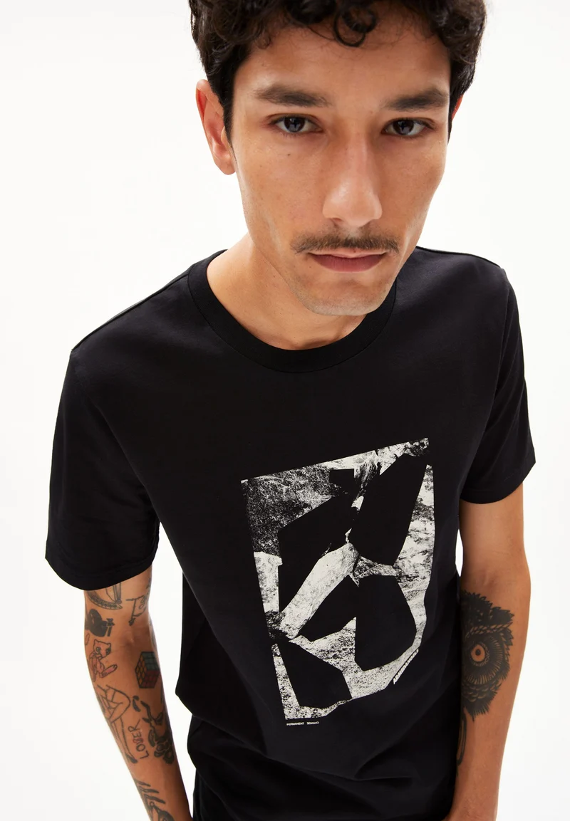 JAAMES ROCKS | black