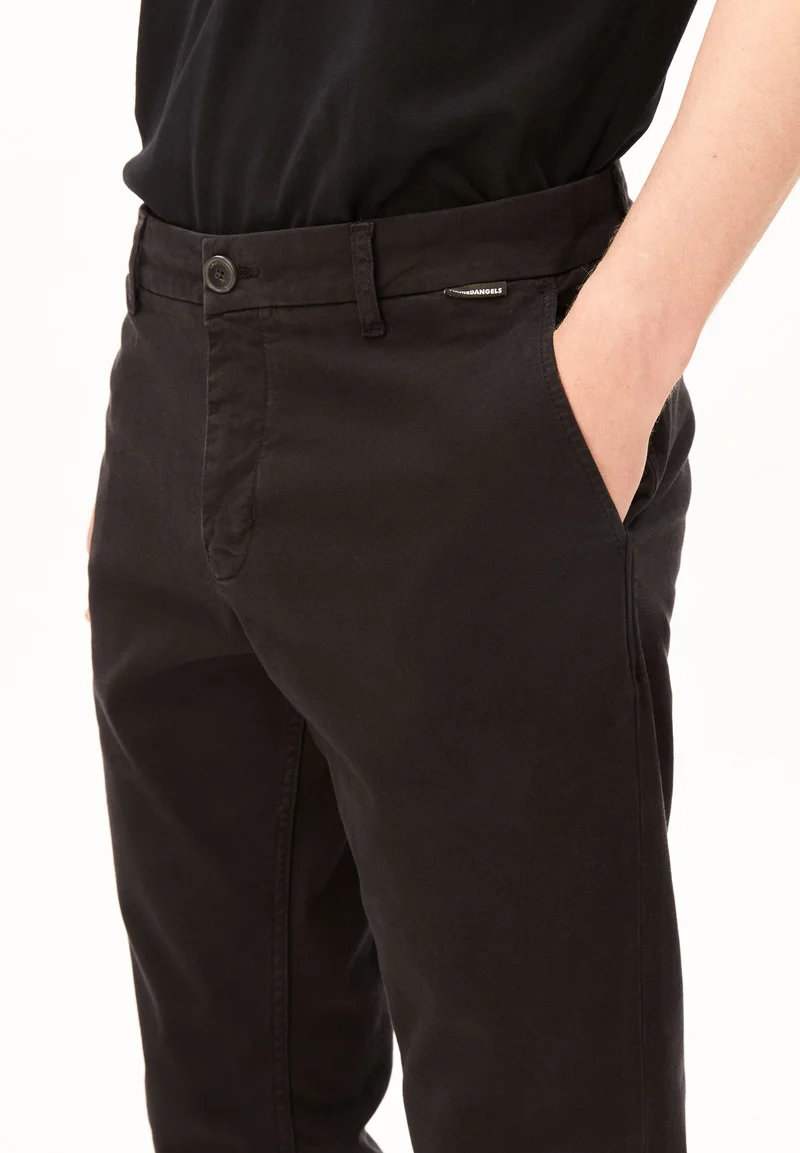 AASTER CHINOHOSE | black