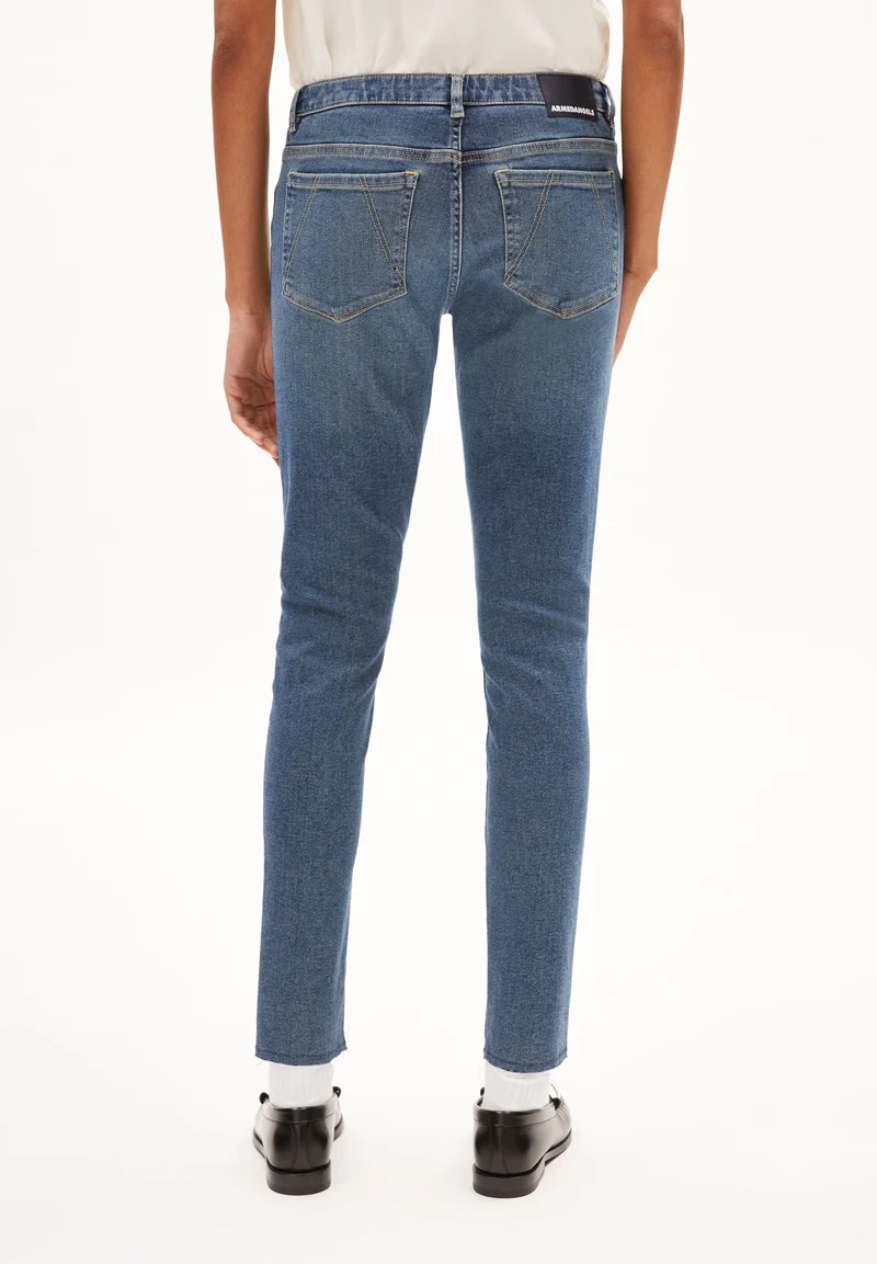 TAYNAA | dark liquid blue