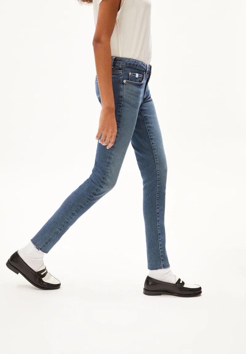TAYNAA | dark liquid blue