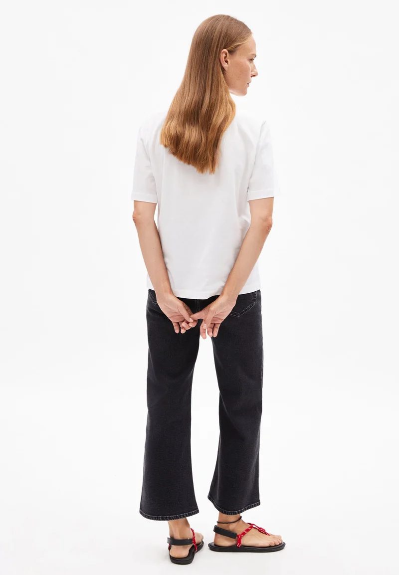 LUALAA V-NECK | white
