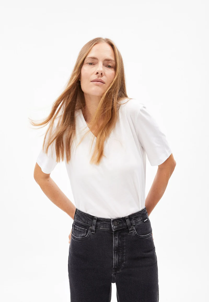 LUALAA V-NECK | white