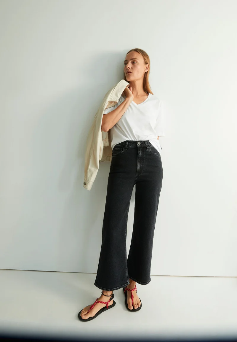 LUALAA V-NECK | white