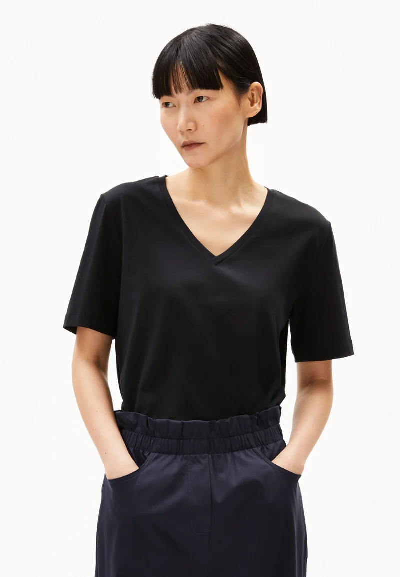 LUALAA V-NECK | black