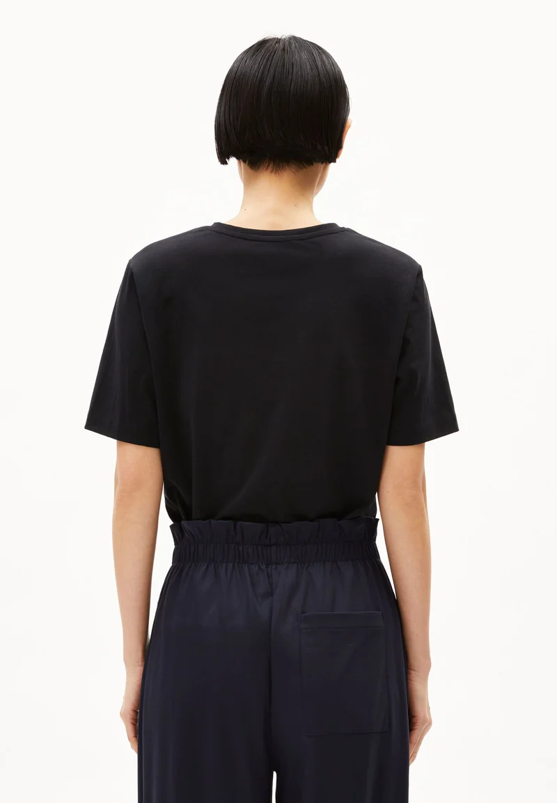 LUALAA V-NECK | black