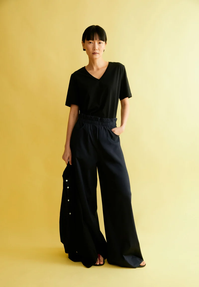LUALAA V-NECK | black