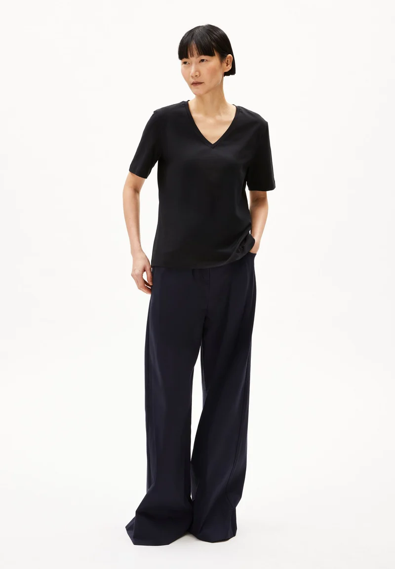 LUALAA V-NECK | black