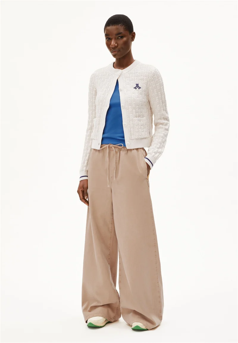 JULIAANAS STRUCTURE STRICKJACKE | oatmilk