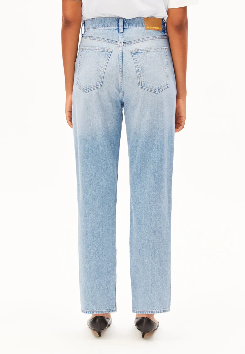 AAIKALA HIGH WAIST STRAIGHT JEANS | andromedar