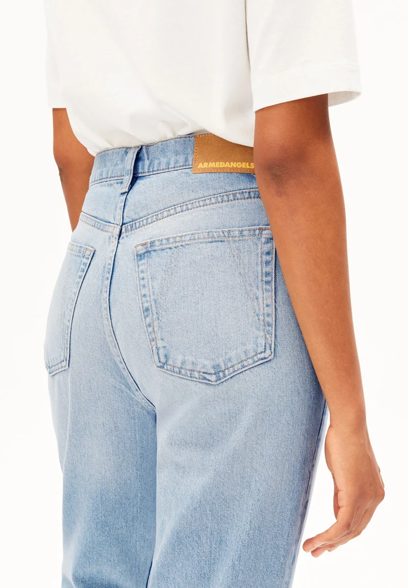 AAIKALA HIGH WAIST STRAIGHT JEANS | andromedar