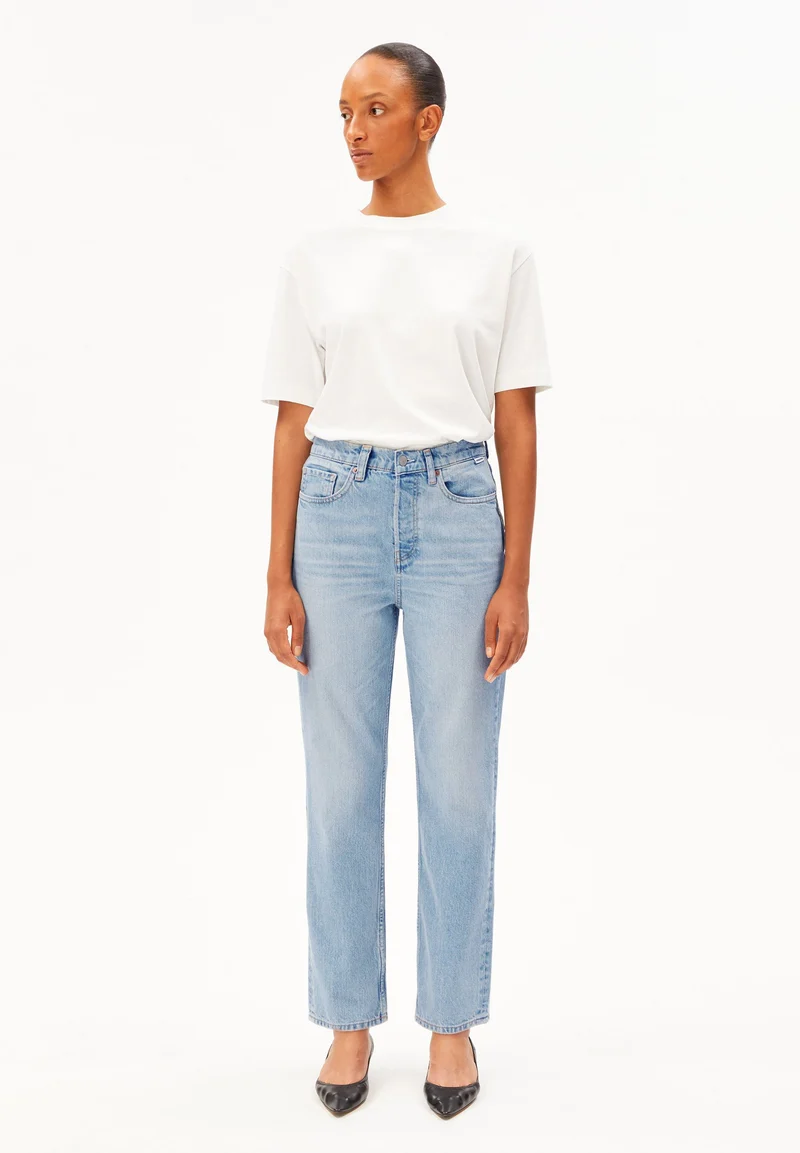 AAIKALA HIGH WAIST STRAIGHT JEANS | andromedar