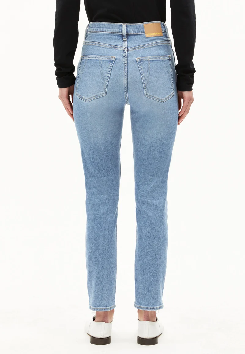 LEJAANI HIGH WAIST SLIM JEANS | dove