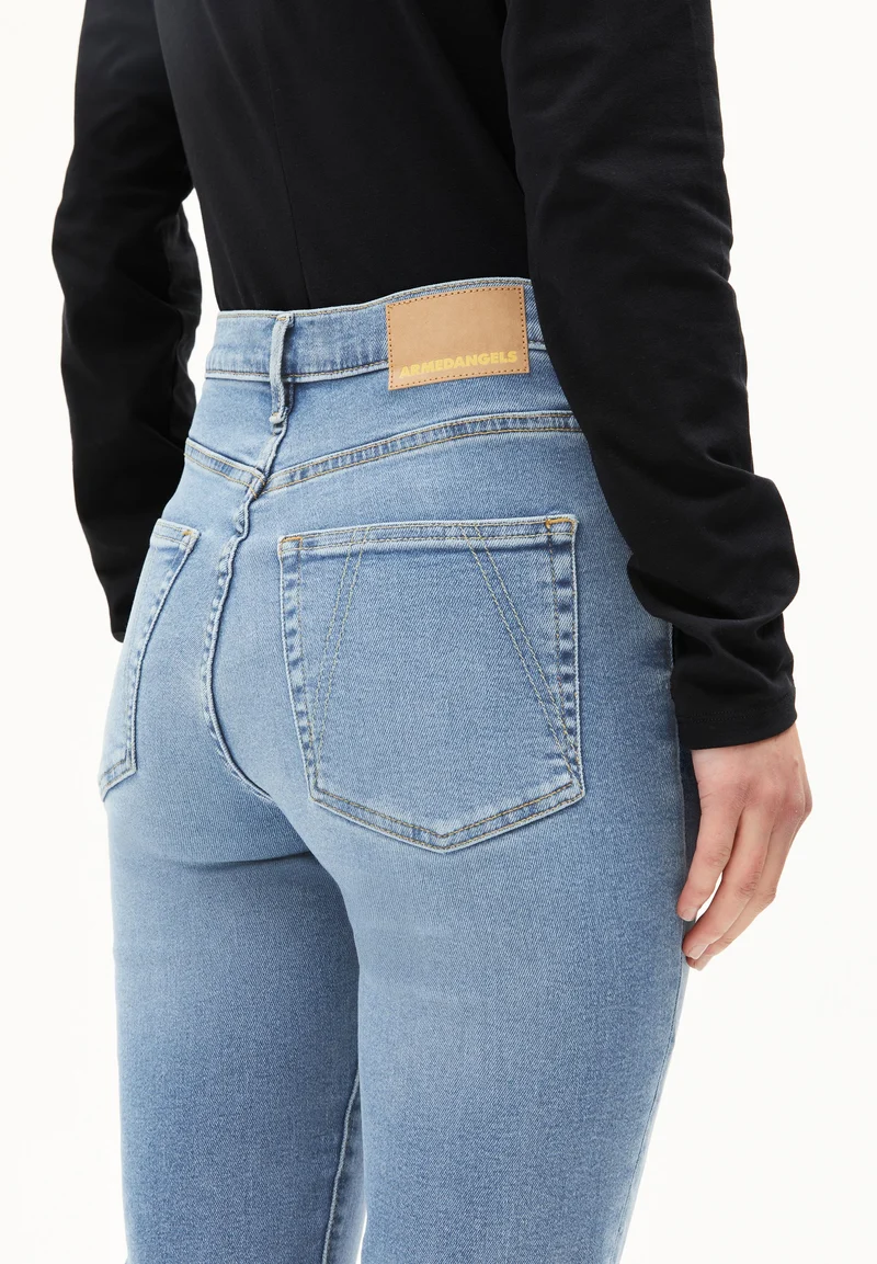 LEJAANI HIGH WAIST SLIM JEANS | dove