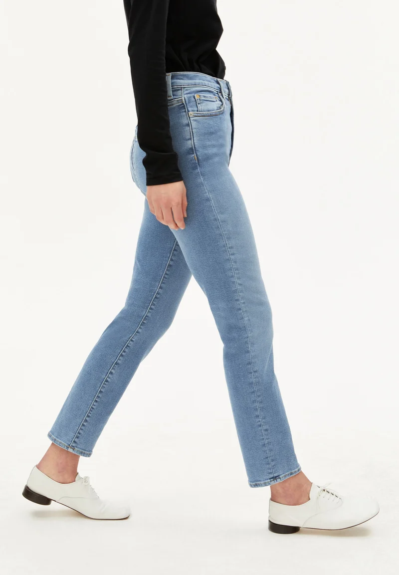 LEJAANI HIGH WAIST SLIM JEANS | dove