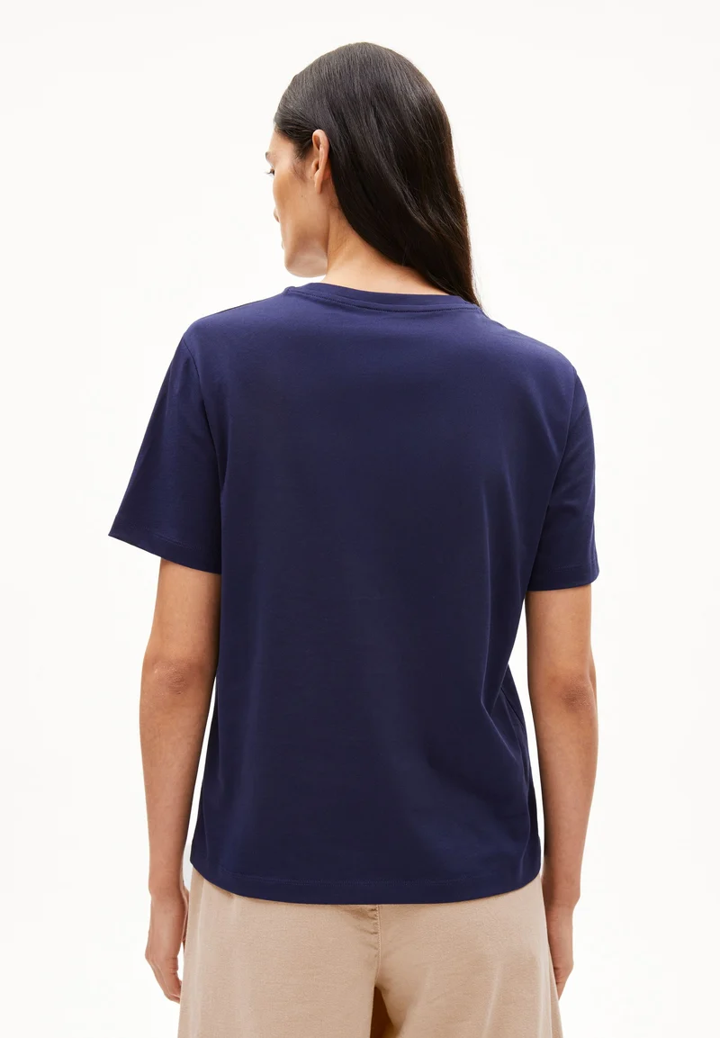 LUALAA DIFFERENCE T-SHIRT | tinted navy