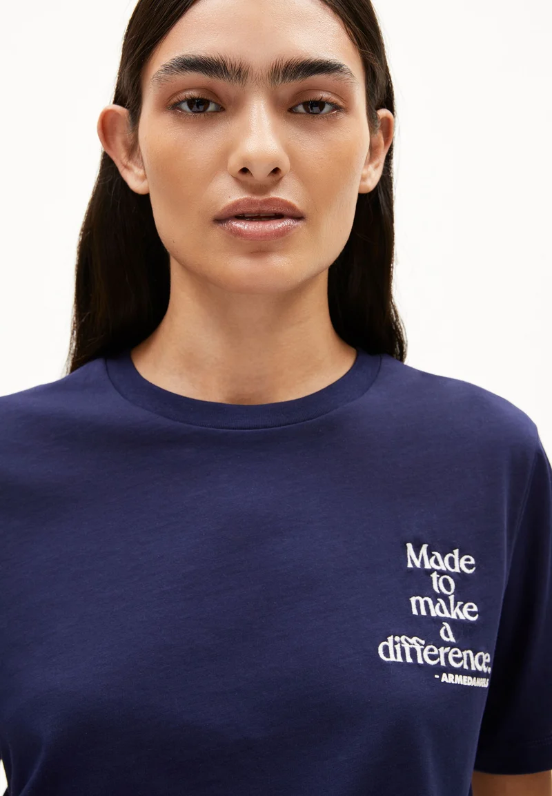 LUALAA DIFFERENCE T-SHIRT | tinted navy