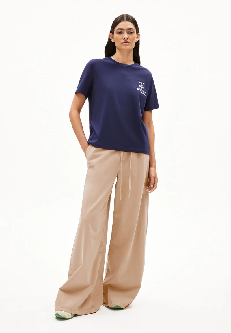 LUALAA DIFFERENCE T-SHIRT | tinted navy