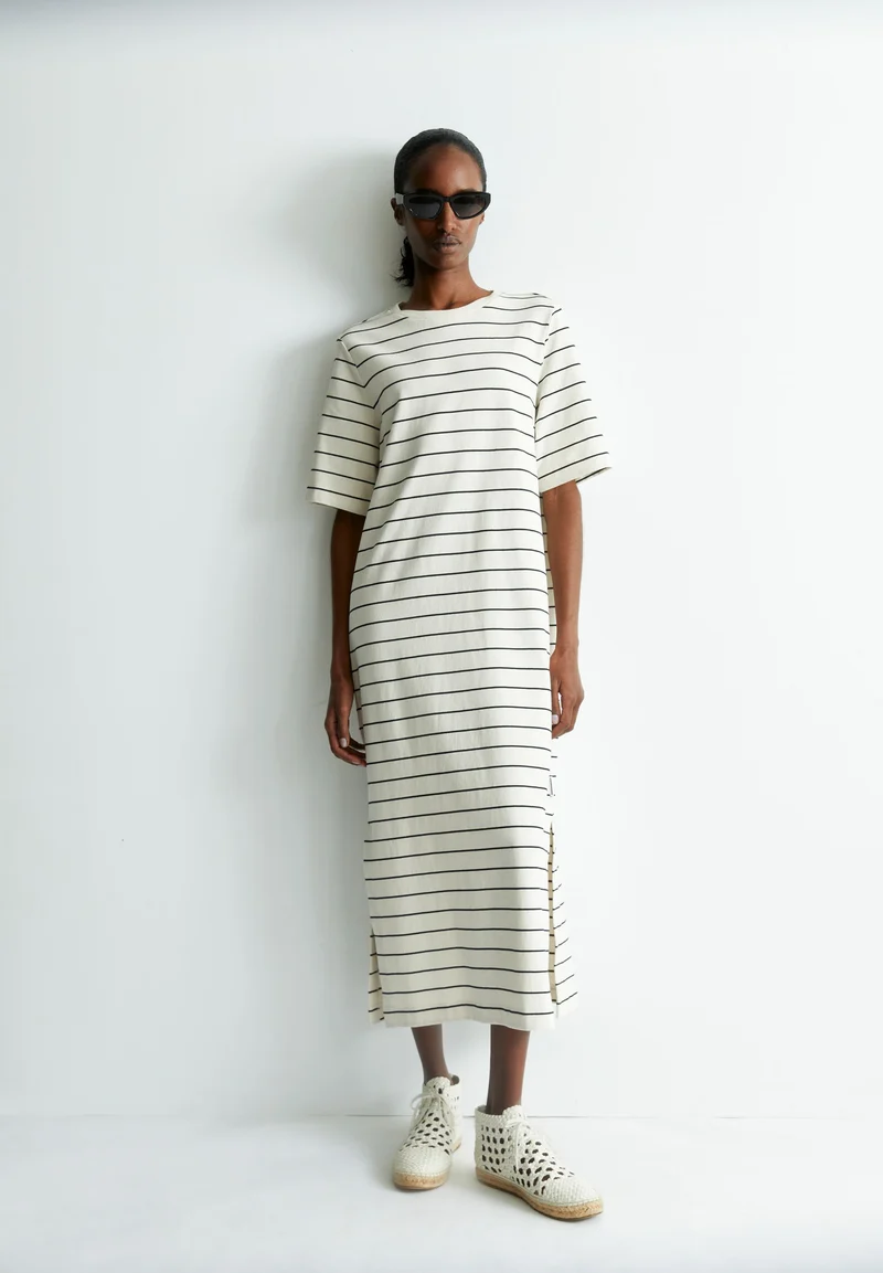 XELINAA FEIN GESTREIFTES MIDI-KLEID | undyed-black