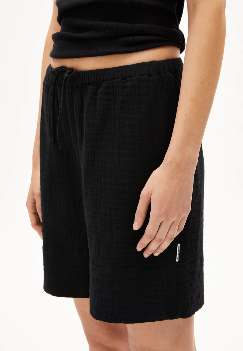 TEONAA MUSSELIN | black