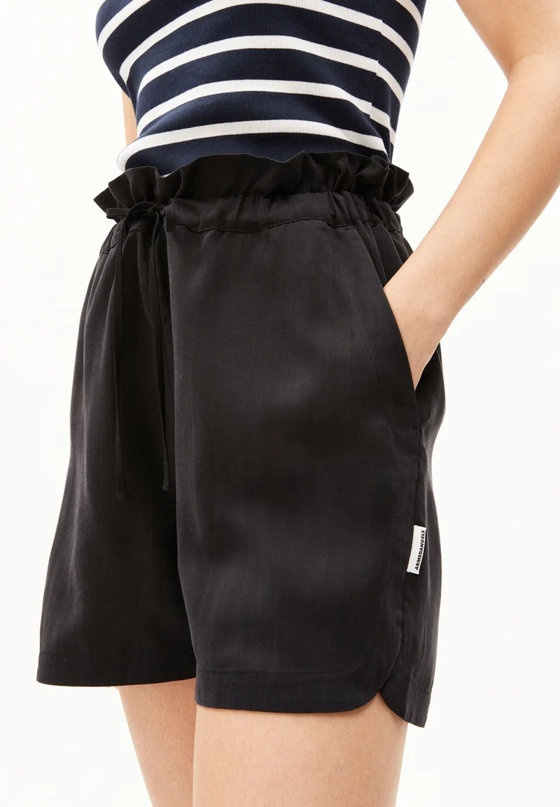 VAANNA LINO | black