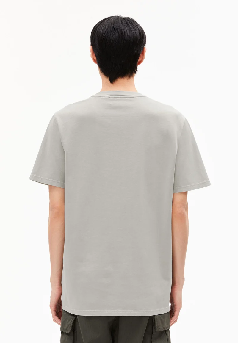 ICONIC Å MAARKOS GMT DYE T-SHIRT | light sage washed