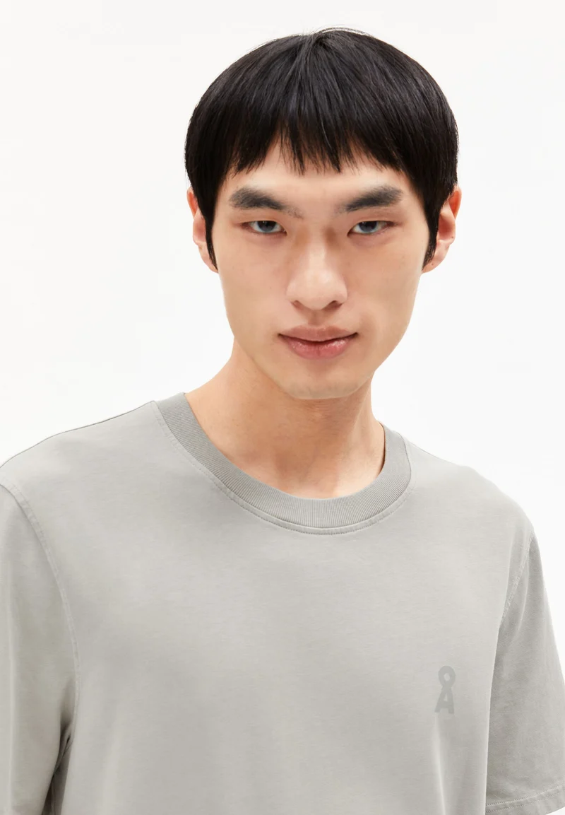 ICONIC Å MAARKOS GMT DYE T-SHIRT | light sage washed