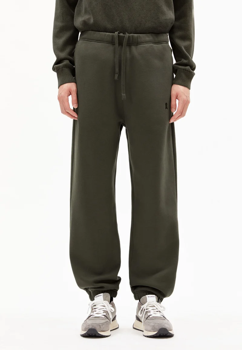 BAASTI FLEECE SWEATHOSE | forest pine