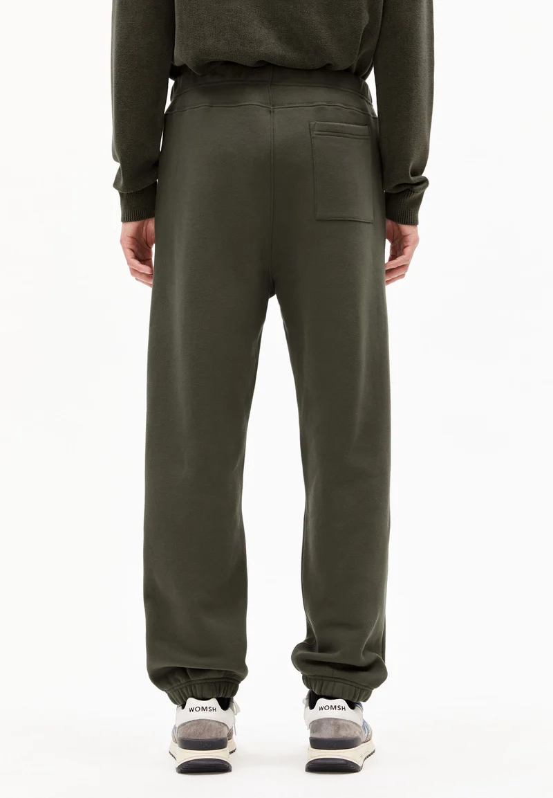 BAASTI FLEECE SWEATHOSE | forest pine
