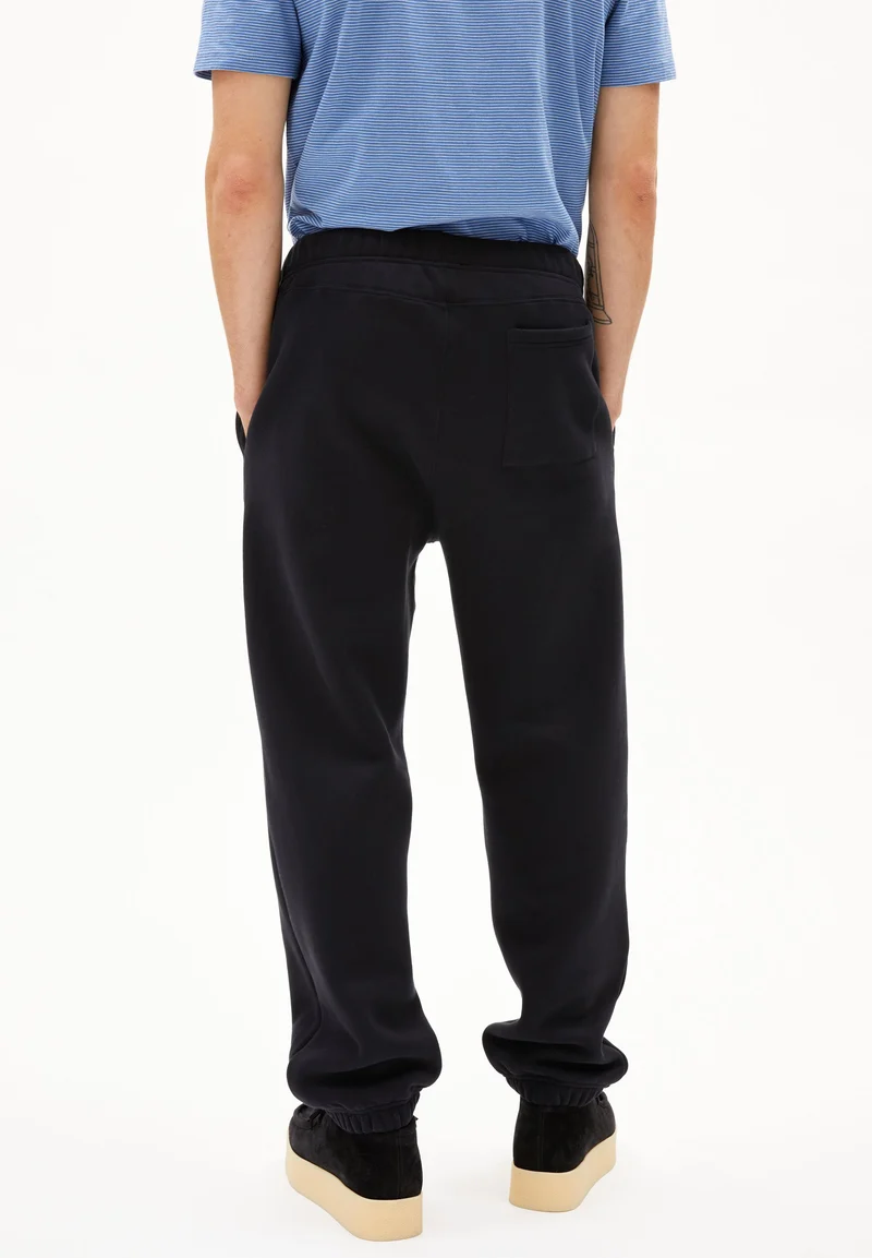 BAASTI FLEECE SWEATHOSE | black