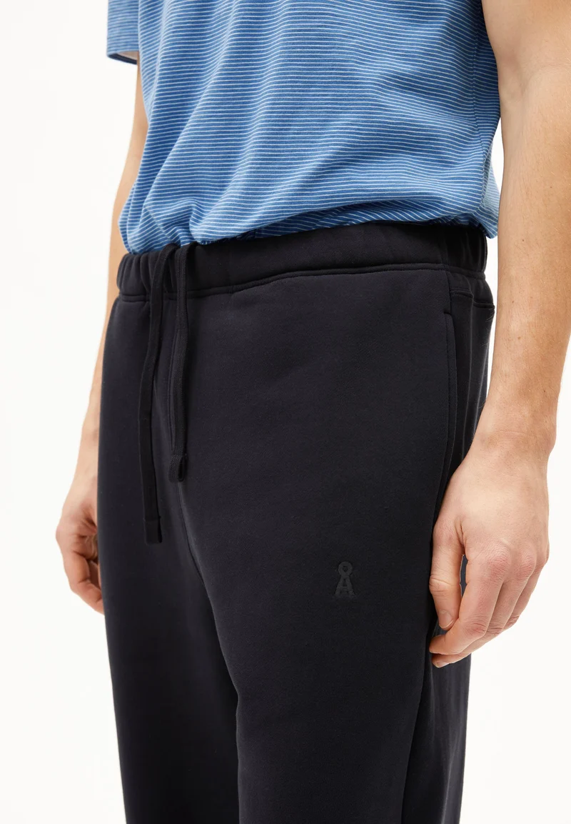 BAASTI FLEECE SWEATHOSE | black