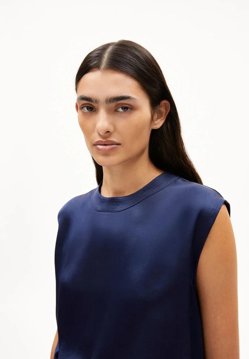 NERAALI NIALAA | tinted navy