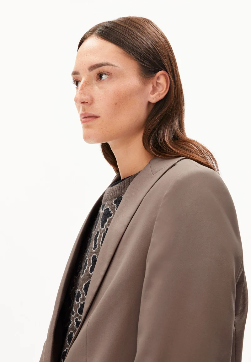 MIKULAA BLAZER | walnut cream