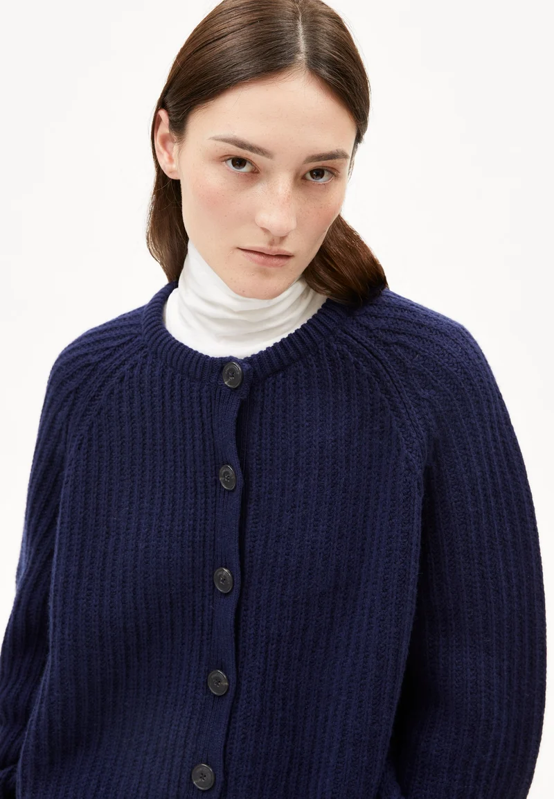 RIPP-STRICKJACKE | tinted navy